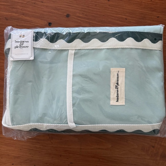 The Holiday Cooler Tote Bag Rivie Green by Business and Pleasue BRAND NEW - Picture 5 of 8